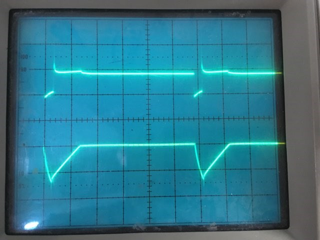 Input Voltage (top), and Lamp current